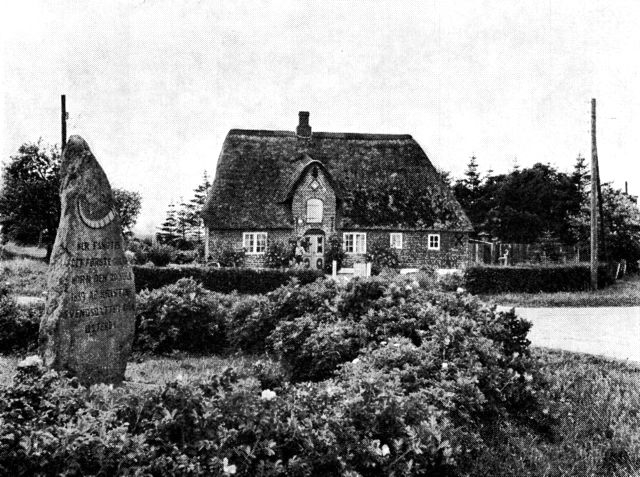 (Foto). Det fredede kådnerhus i Gallehus med mindestenen på fundstedet for det første guldhorn.