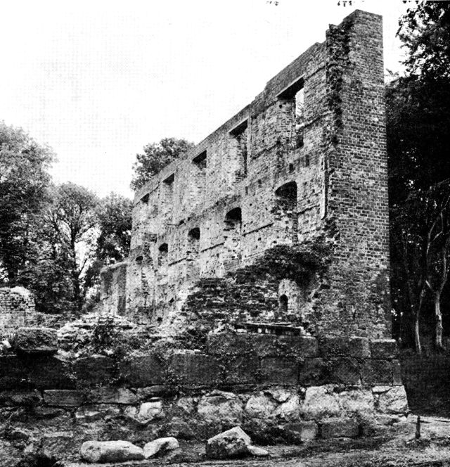(Foto). Trøjborg slotsruins sydvestlige hjørne og sydmur set fra nordvest. Voldgraven ses midlertidig tømt for vand i forbindelse med den arkæologiske undersøgelse i 1965.