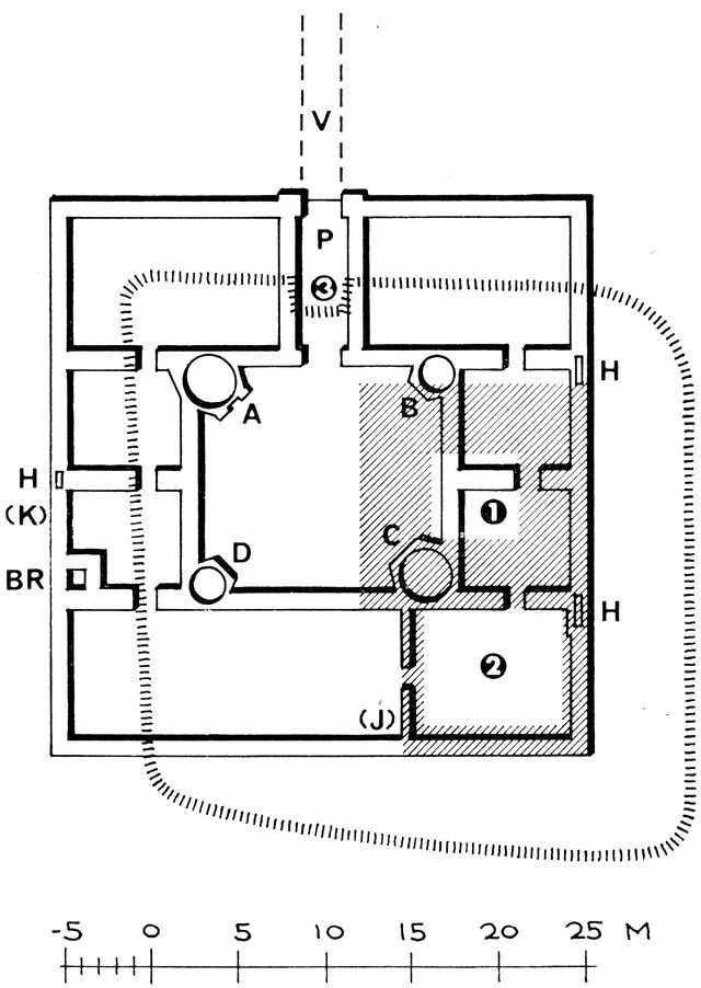 (tegning). Trøjborg slot (1580), rekonstrueret plan af 1. stokværk (stueplan). A, B, C og D: trappetårne i gårdspladsens hjørner. H: hemmeligheder (latrinskakter) i murene. P: portrum. V: vindebro over den indre grav. I den bevarede kælderetage ses ved (J) en hemmelighed og ved (K) et køkkenafløb i forbindelse med en bordplade af granit. I kælderen under portrummet P findes endnu en brønd.Middelalderborgen (ca. 1300). Dennes omtrentlige omrids er vist som et bånd af korte streger. Ved (3) har vindebroen haft sin plads. Middelalderlige bygninger fundet ved udgravning (skraveret): (1): kernetårn, (2): lavere bygning ved tårnet. Nord er opad på planen.