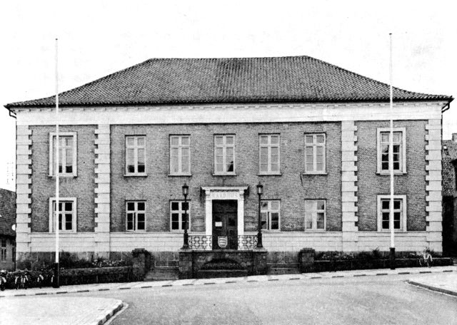 (Foto). Rådhuset. Opført 1828–30 efter tegning af C. F. Hansen.
