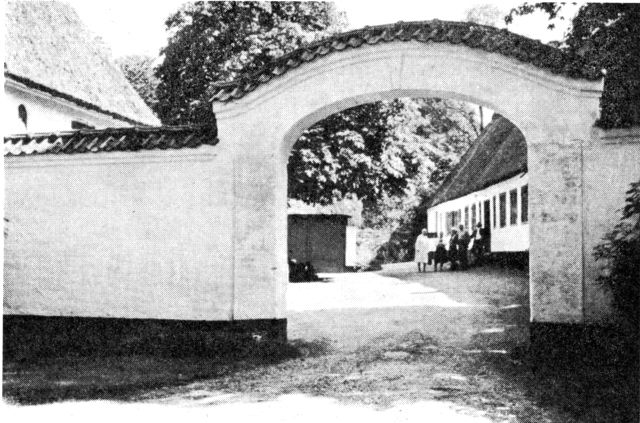 (Foto). Portal ved indkørslen til præstegården i Øster Løgum.