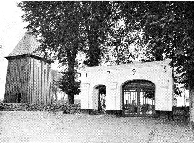 (Foto). Klokkehus og kirkegårdsportal ved Felsted kirke.