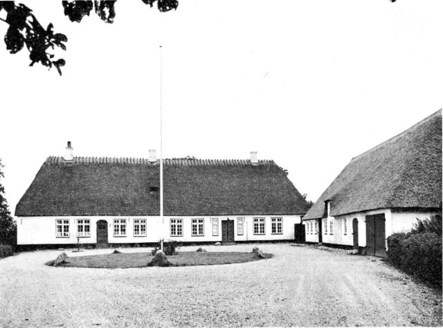 (Foto). Præstegården i Varnæs. Gårdfaçaden.