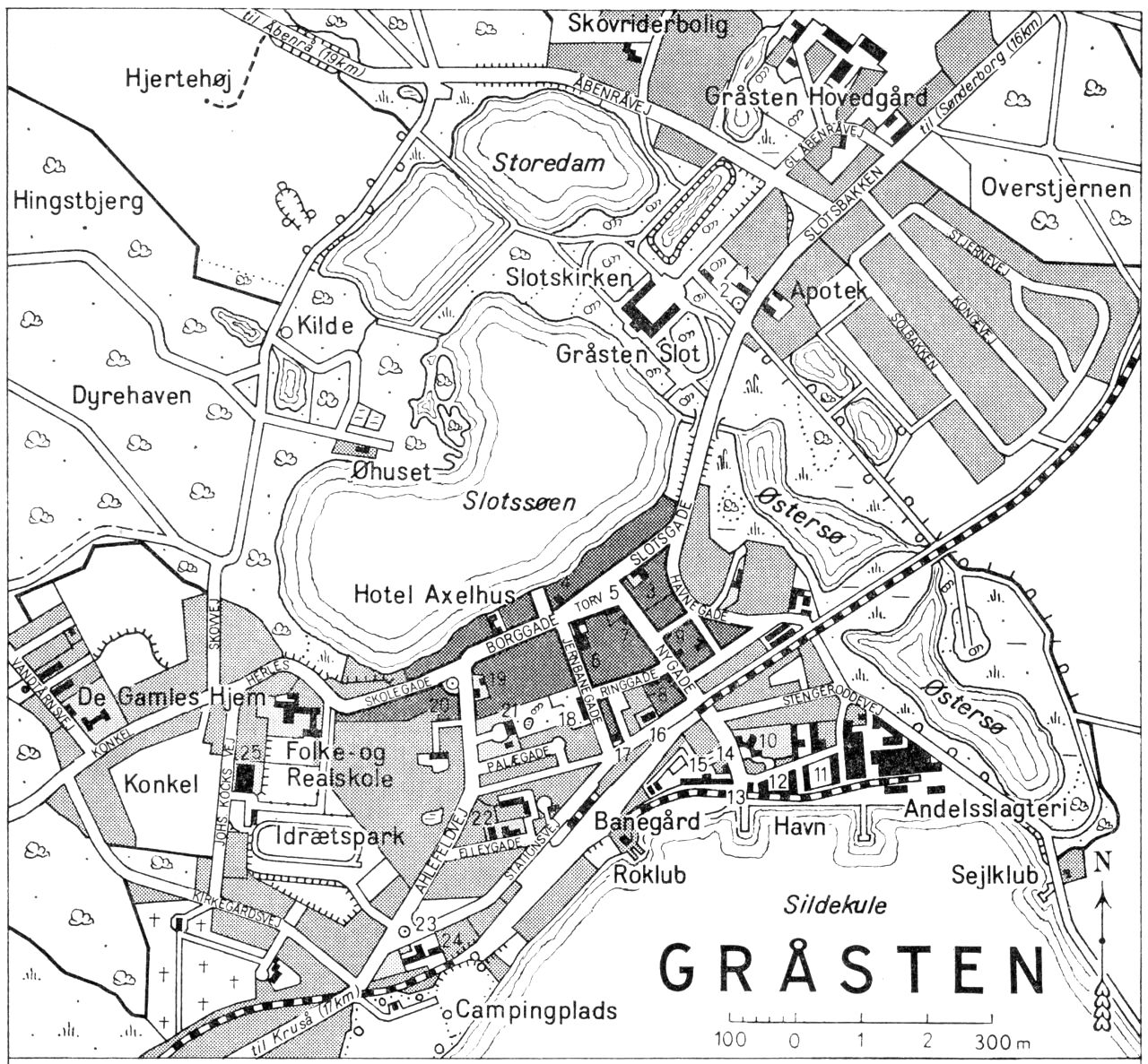 (Kort). 1. Toldgrænsekorpset2. Mindemuren (Sv. Paludan-Müller)3. Hotel Den gamle Kro4. Gråsten Sparekasse5. Rådhus6. Hotel Gråsten7. Handelsbanken8. Tysk Privatskole9. Gråsten Bank10. Kong Chr. X’s Gigtsanatorium11. Gråsten Kulkompagni A/S12. A/S Vittfoss13. Havnekontor14. Toldkammer15. Eksportstalde16. Bibliotek17. Banehotellet18. Dommerkontor19. Posthus20. Mindesten (A. D. Jørgensen)21. Palæet22. Husholdningsskole23. Mindesten (1940-1945)24. Politistation25. SportshalG. E. C. Gads Forlat Revideret 1964. Geodætisk Institut. Eneret