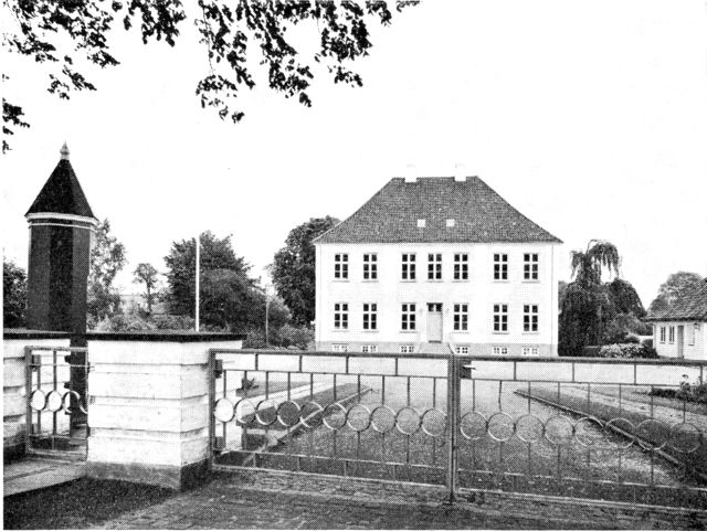 (Foto). Palæet i Gråsten, nu kaserne for den kgl. livgardes vagthold. Opført ca. 1810.