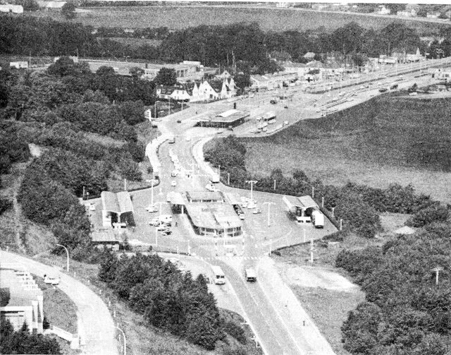 (Foto). Grænseovergangen ved Kruså. Luftfoto. I forgrunden den tyske grænsestation, i mellemgrunden den danske (opført 1956).