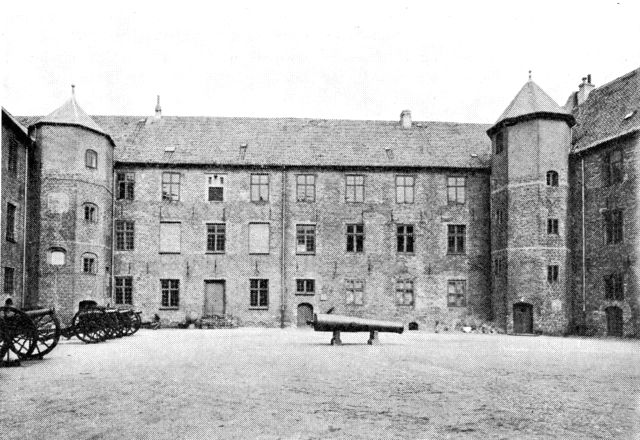 (Foto). Parti af slotsgården set mod nord. Før restaureringen.