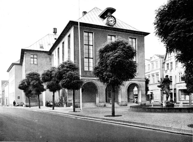 (Foto). Rådhuset. Opført 1933–34, udvidet 1963.