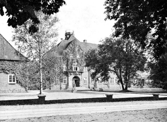 (Foto). Sønderborg statsskole. Façade mod Kongevej. Opført 1911.