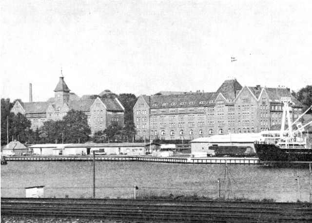 (Foto). Kaserne for fodfolkets sergentskole. Opført 1906–08 som tysk marinestation.