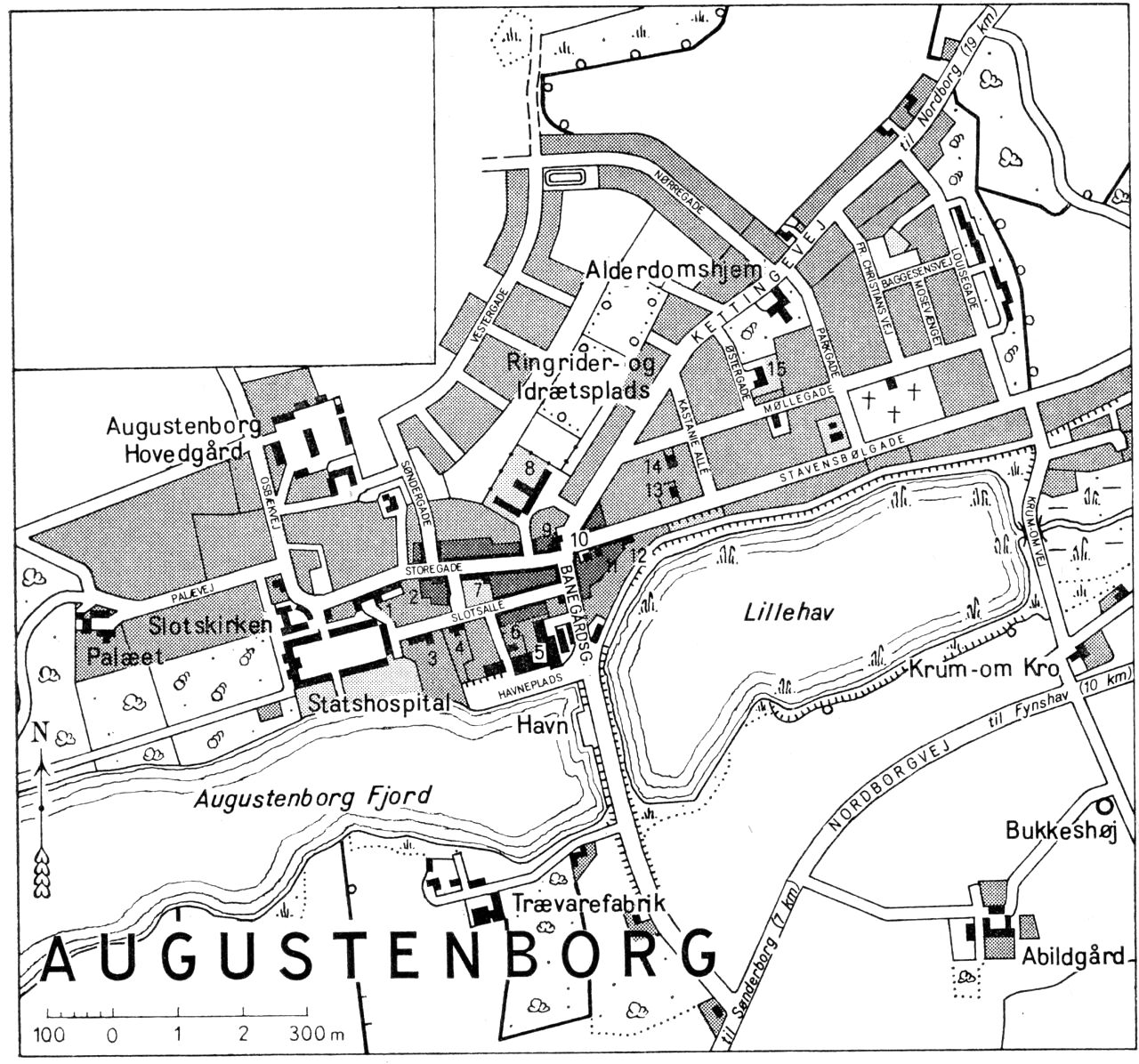 (Kort). 1. Slotshotellet2. Posthus3. Kystsanatorium4. Gamle Apotek5. Kornimporten for Als og Sundeved6. Toldkammer7. Kommunekontor8. Kommuneskole. Bibliotek9. Hotel Augustenborg10. Augustenborg Bank11. Rutebilstation12. Augustenborg Sparekasse13. Alskroen14. Politistation15. ForsamlingshusG.E.C. Gads Forlag Revideret 1964 Geodætisk Institut. Eneret