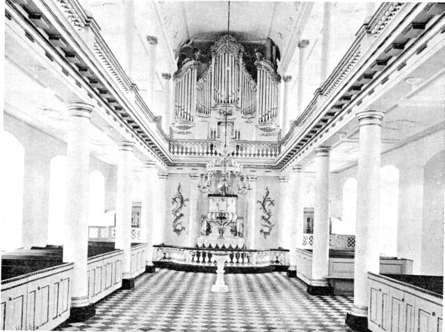 (Foto). Slotskirken i Augustenborg set mod alter, prædikestol og orgel.