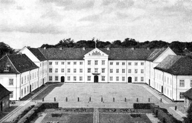 (Foto). Augustenborg slot. Hovedbygningen set fra slotsgården. Opført 1770–76.