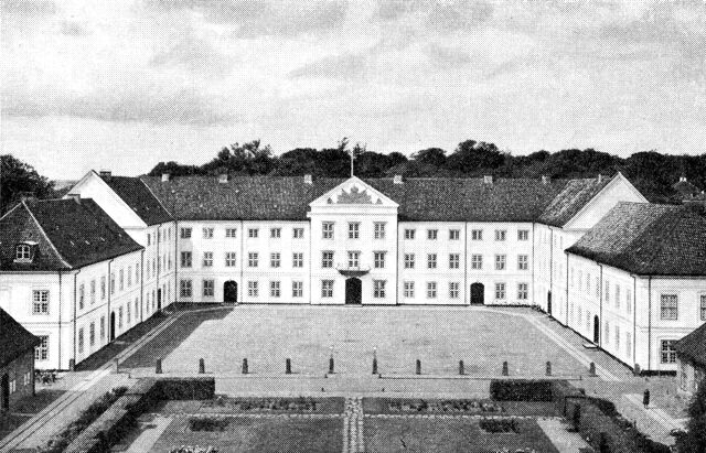 (Foto). Augustenborg slot. Hovedbygningen set fra slotsgården. Opført 1770–76.