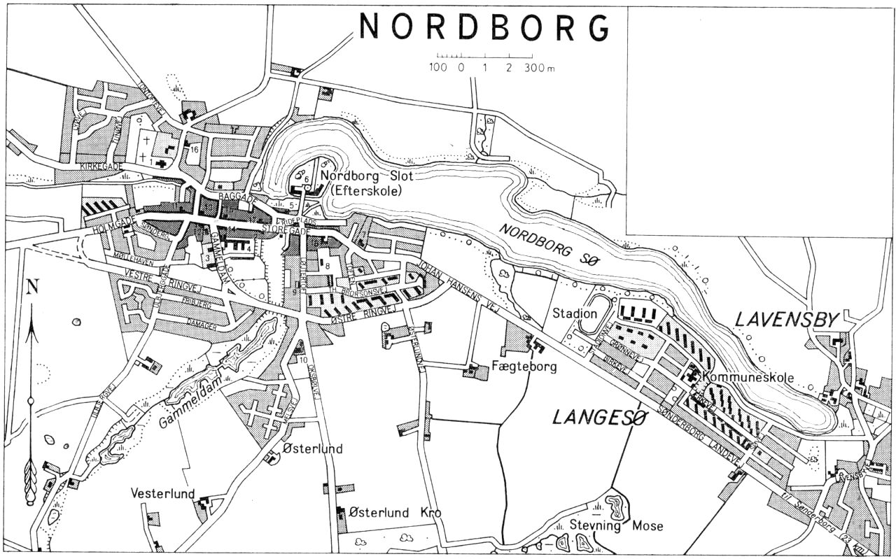 (Kort). 1. Nordborg Kirke2. Toldkontor3. Rutebilstation4. Kommuneskole5. Politistation6. Mindesten (Christian X)7. Nordborg Apotek8. Ringriderplads9. Tysk Privatskole10. Kormmporten A/S11. Hotel Harmonien12. Posthus13. Nordborg Bank14. Kommunekontor, Bibliotek15. Nordborg Sparekasse16. Kirkekroen17. Handelsbanken18. Hotel UnionG. E. C. Gads Forlag Revideret 1964. Geodætisk Institut. Eneret