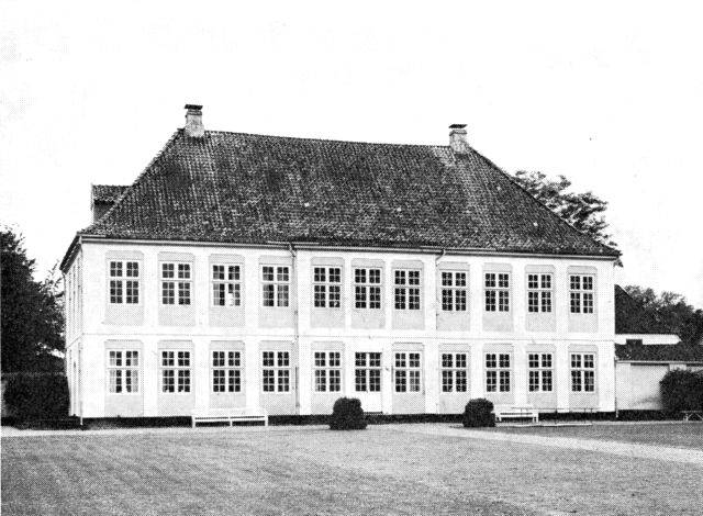 (Foto). Sandbjerg. Palæet set fra parken. Opført 1787–88.