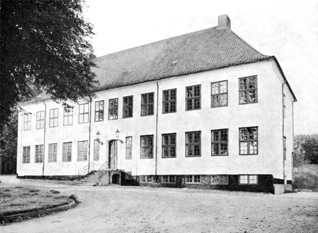 (Foto). Ballegård. Hovedbygningens gårdfaçade. Opført 1771.