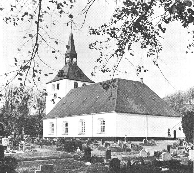 (Foto). Lysabild kirke set fra sydøst.