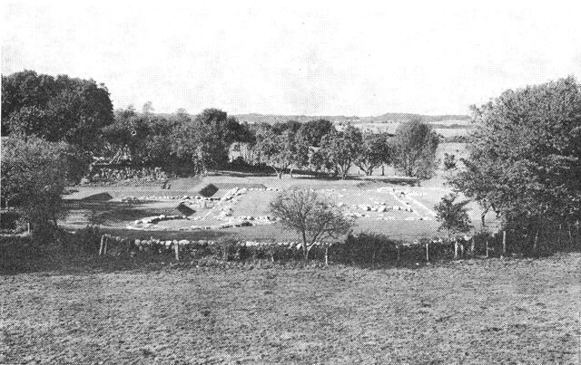 (Foto). Østerholm borgtomt. Udgravet 1953–54.