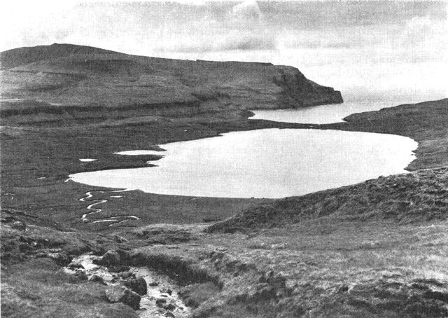 (Foto). Indsø afdæmmet fra havet ved en rullestensbarriere – ved bygden Eiði på Eysturoy.