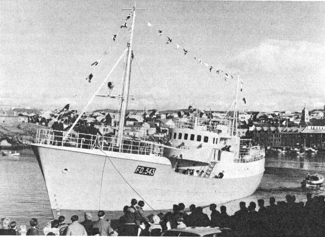 (Foto). Moderne stålbygget lineskib søsættes (1965) fra P/f Tórshavnar Skipasmiðja i Tórshavn.