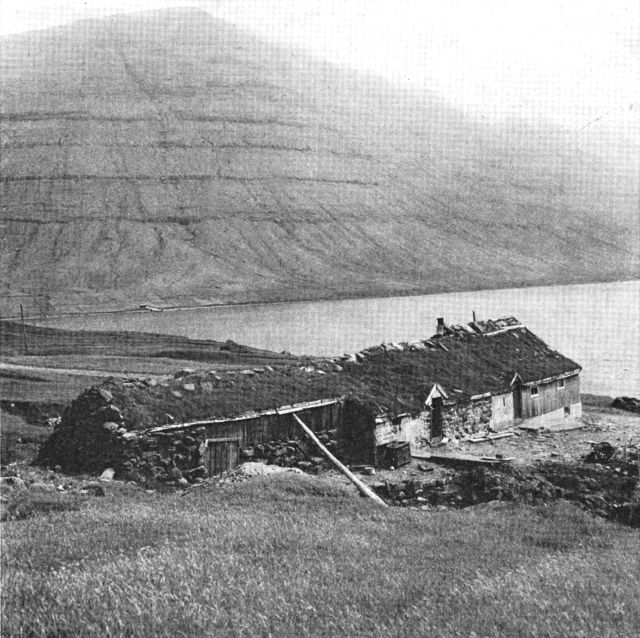 (Foto). Kongsgården i Depil på Borðoy, bondegård af gammel færøsk type, med beboelse og stalde m.v. i én længe og desuden et par mindre udhuse (skjult bag bygningerne på billedet).