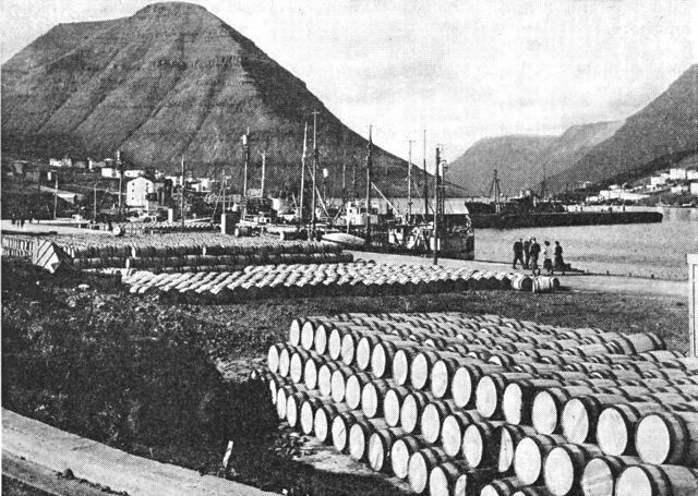 (Foto). Tønder med saltet sild til eksport ved havnen i Klaksvik.