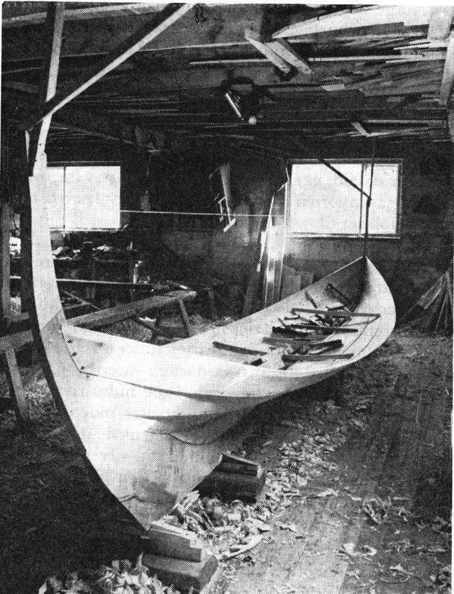 (Foto). Klinkbygget båd af gammel færøsk type under bygning på Niclas Niclassens bådebyggeri i Tórshavn.