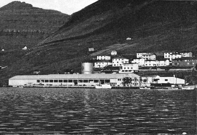 (Foto). Firmaet P/f Kjølbros moderne fiskefiletfabrik, opført 1965, i Klaksvík.