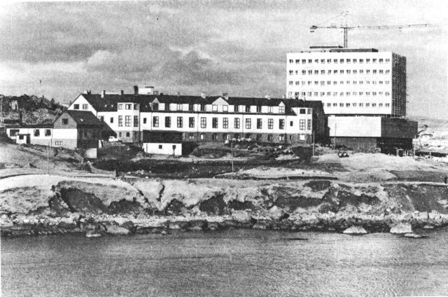 (Foto). Den gamle og den nye hospitalsbygning i Tórshavn.