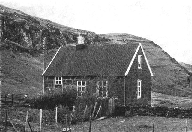 (Foto). Skolen i Hvítanes på Streymoy (opført 1913) – den gamle bygdeskoletype, som man især byggede i 1880erne og 1890erne.