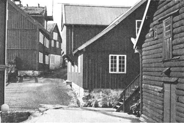 (Foto). Parti fra Tinganes, Tórshavn, m. landsstyrets bygninger.