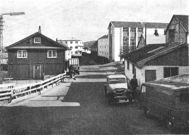 (Foto). Gadeparti fra Tórshavn. Til venstre teaterforeningens bygning (Sjónleikarhúsið), til højre kommuneskolen.