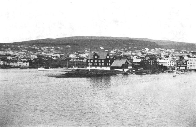 (Foto). Indsejlingen til Tórshavns havn fra syd. Midtfor ses Tinganes, til højre Eystara og til venstre Vestara Vág.