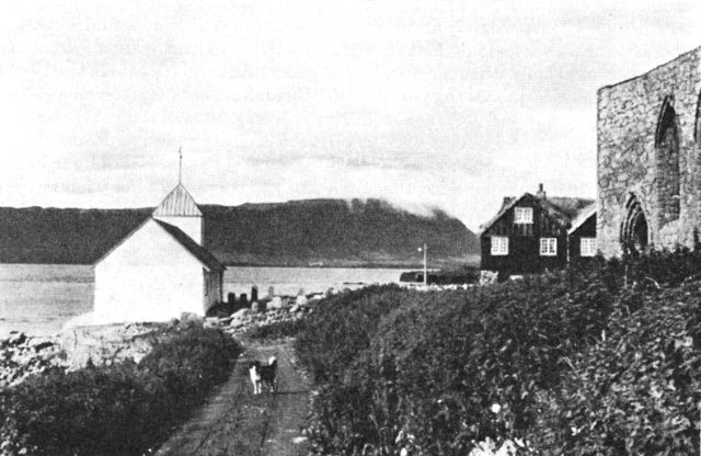 (Foto). Parti fra Kirkjubøur. Til venstre sognekirken, til højre Magnus-katedralens sydvesthjørne.