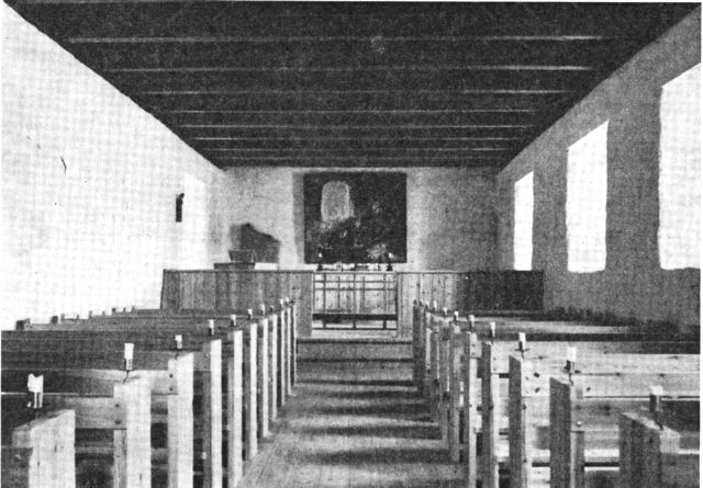 (Foto). Det indre af sognekirken i Kirkjubøur efter restaureringen 1967 – med den af S. Joensen Mikines malede altertavle.