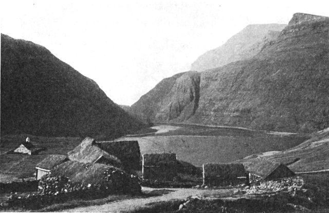 (Foto). Fra Saksun. Til venstre kirken, i forgrunden gården Dúvugarður set mod den delvis tilsandede vig Pollur.