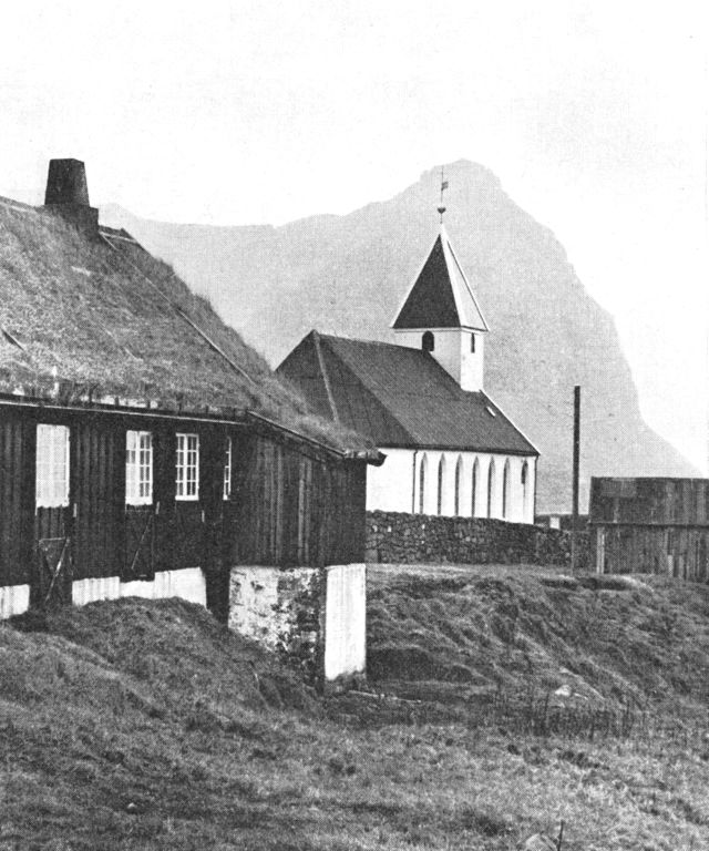 (Foto). Kirken i Viðareiði med en del af præstegården Ónargerði i forgrunden.