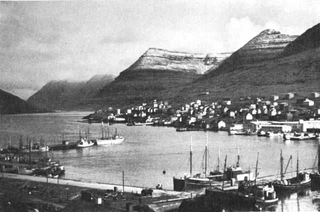 (Foto). Udsigt over bugten Vágur med en del af bygden Klaksvík og dens havneanlæg.