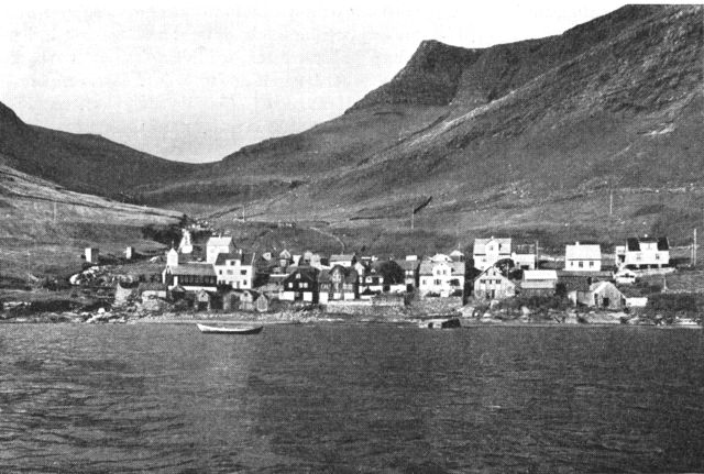 (Foto). Bygden Bøur set fra Sørvágsfjørður.