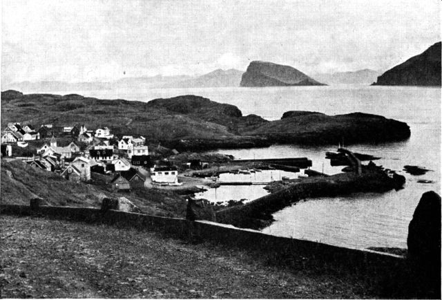 (Foto). Udsigt over bygden Skopun og dens havn og ud over Skopunarfjørður.