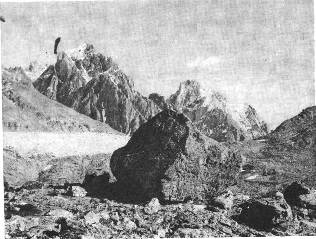 (Foto). I det centrale Øst-G. hæver Stauning Alper sig med sine høje tinder. (F.: Erik Hoff).