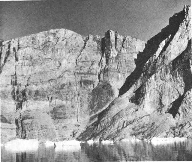 (Foto). Fladt liggende fold i gnejs på vestsiden af fjeldet Pingingaq (860 m), Umanak distrikt. De mørke bånd, der viser folden, er amfibolit. (F.: T. C. R. Pulvertaft, GGU.).