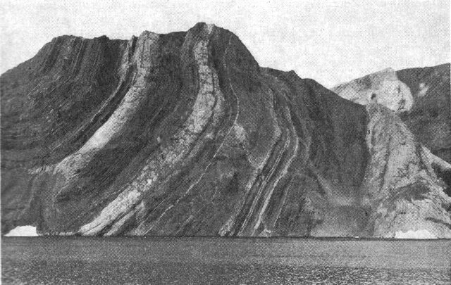 (Foto). Prækambrisk Eleonore Bay gruppe, foldet, Antarctic Sund, Øst-G. (F.: A. Rosenkrantz).