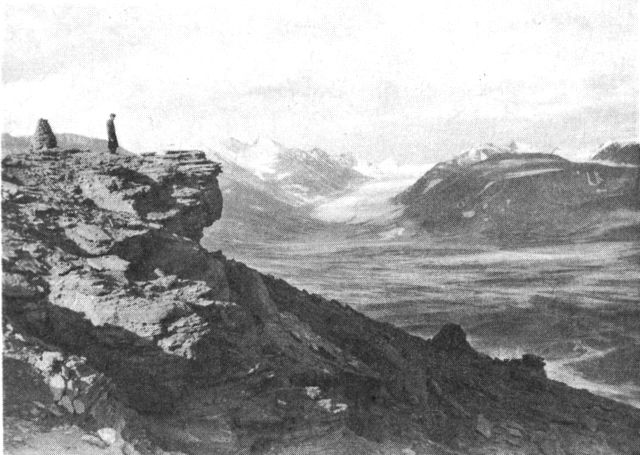 (Foto). I forgrunden jura-sedimenter, i baggrunden gnejser. Nord for Kap Hope, sydlige Liverpool Land, Øst-G. (F.: A. Rosenkrantz 1934).