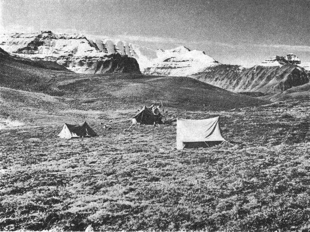 (Foto). Geologlejr i 600 meters højde i det indre Nûgssuaq 1946 under en af A. Rosenkrantz’s Vest-G.’s ekspeditioner med lange vandreture i indlandet, senere også med jeeps. (F.: A. Rosenkrantz).