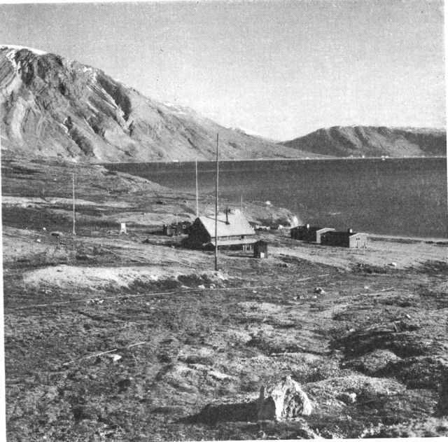 (Foto). Lauge Koch’s station på Ella Ø, Øst-G., der oprettedes 1931, og som siden har dannet basis for talrige geologiske ekspeditioner med hundeslæder, motorbåde og fly. (F.: Chr. Vibe, 1958).