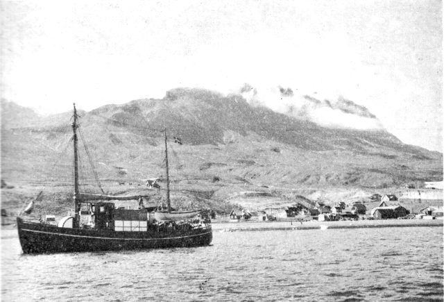 (Foto). Geologbåden »K.I.V. Steenstrup« foran Qutdligssat 1948, hvor kulbrydning har været i gang siden 1924. (F.: A. Kiilerich).