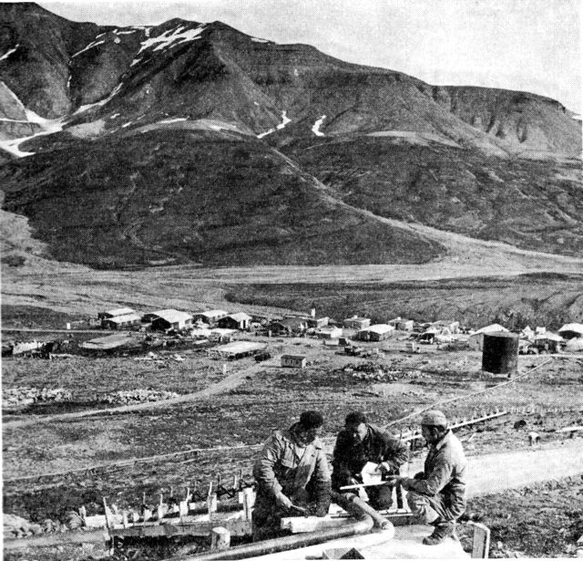 (Foto). Mesters Vig i Øst-G., hvor brydning ai blymalm påbegyndtes 1951 og afsluttedes, da minen var udtømt 1962. (F.: Vagn Hansen).