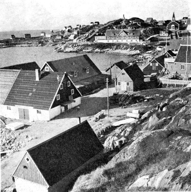 (Foto). Den kongelige grønlandske Handels bygninger i det gamle Godthåb var, som overalt, placeret omkring den lille kolonihavn, som nu er afløst af moderne havneanlæg. (F.: Chr. Vibe).
